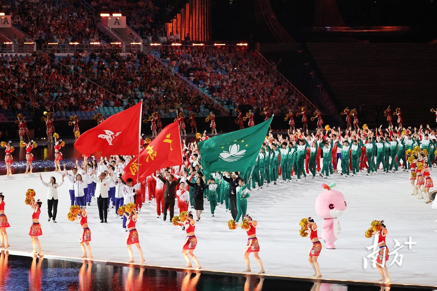 手感火热！里夫斯半场8中6贡献19分5篮板